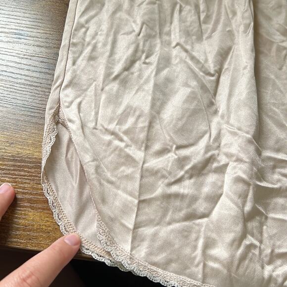 Gilligan & O’malley Nude 18” Elastic Waist Slip - Picture 2 of 9